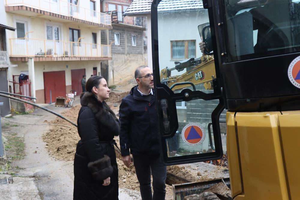 Radove na rekonstrukciji vodovodne mreže u ulici Mahmuta Mahmutovića obišli direktor Šerak i načelnica Karić