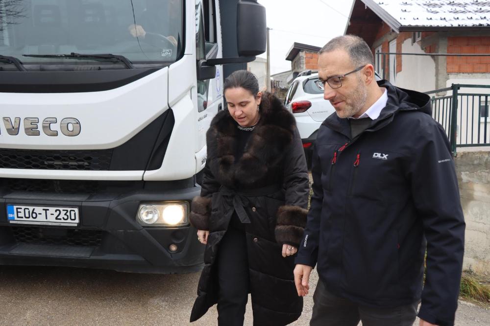 Radove na rekonstrukciji vodovodne mreže u ulici Mahmuta Mahmutovića obišli direktor Šerak i načelnica Karić