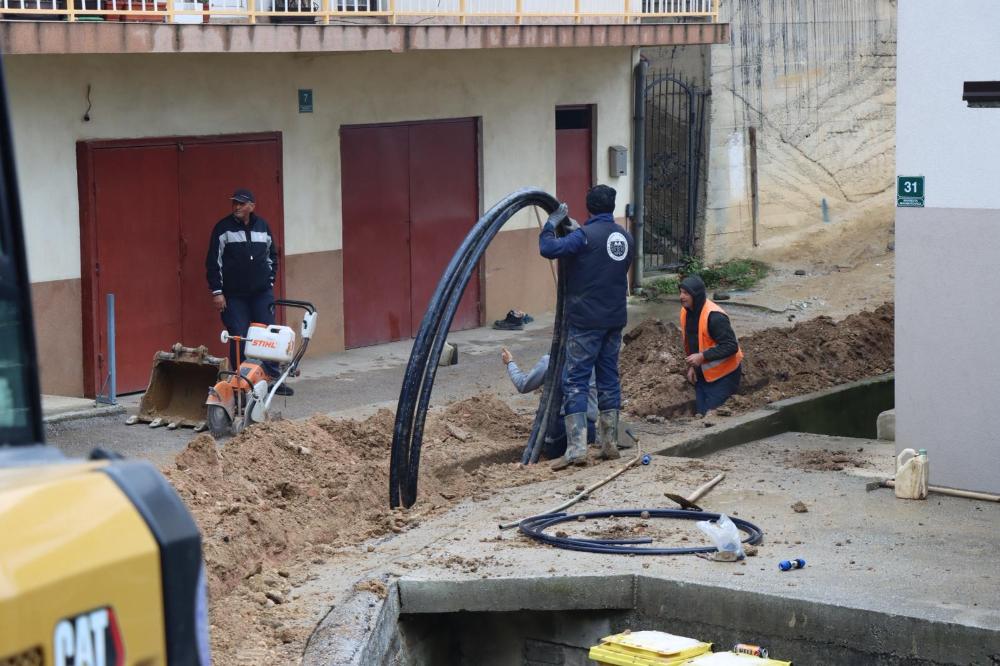 Radove na rekonstrukciji vodovodne mreže u ulici Mahmuta Mahmutovića obišli direktor Šerak i načelnica Karić
