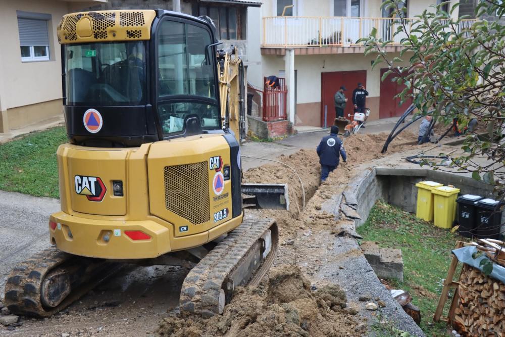 Radove na rekonstrukciji vodovodne mreže u ulici Mahmuta Mahmutovića obišli direktor Šerak i načelnica Karić