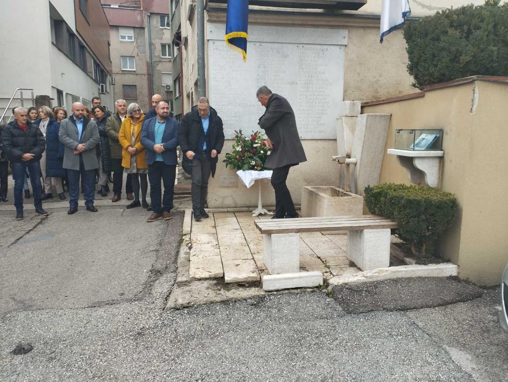 Polaganjem cvijeća na spomen-obilježju započelo obilježavanje Dana preduzeća "Vodovod i kanalizacija":