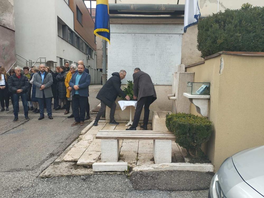 Polaganjem cvijeća na spomen-obilježju započelo obilježavanje Dana preduzeća "Vodovod i kanalizacija":