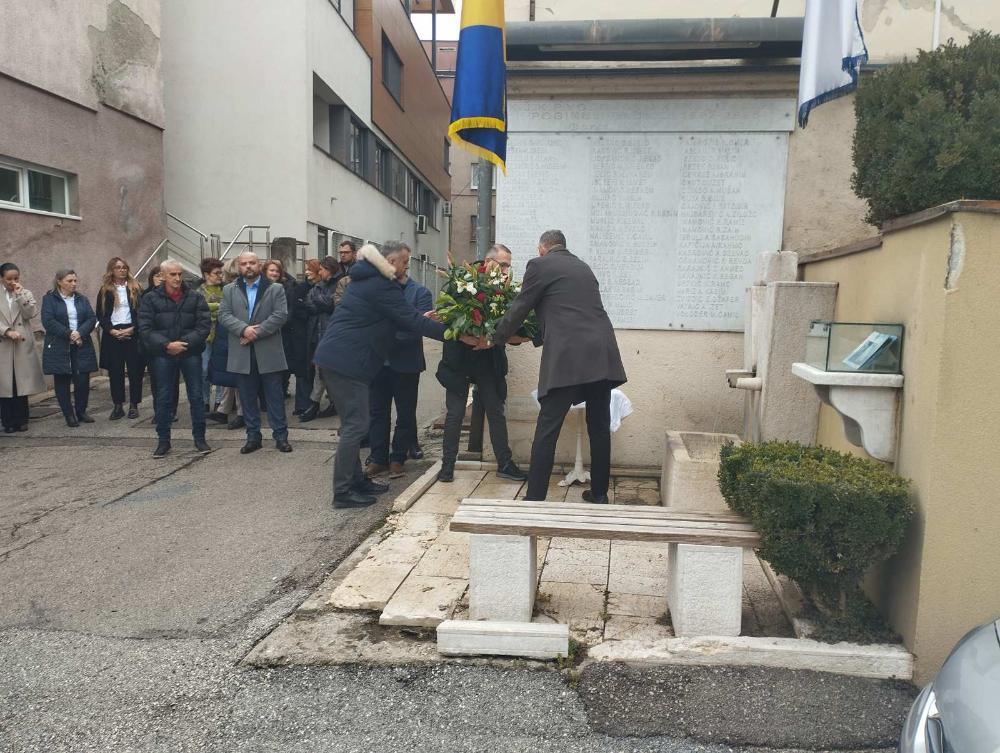 Polaganjem cvijeća na spomen-obilježju započelo obilježavanje Dana preduzeća "Vodovod i kanalizacija":