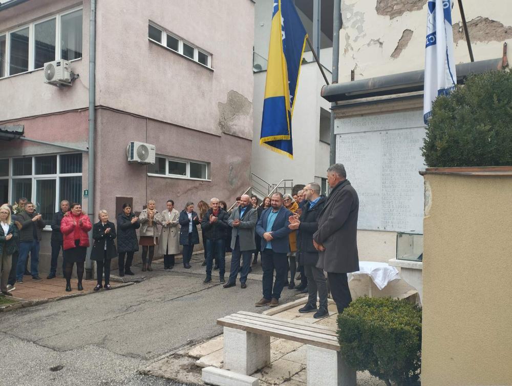 Polaganjem cvijeća na spomen-obilježju započelo obilježavanje Dana preduzeća "Vodovod i kanalizacija":