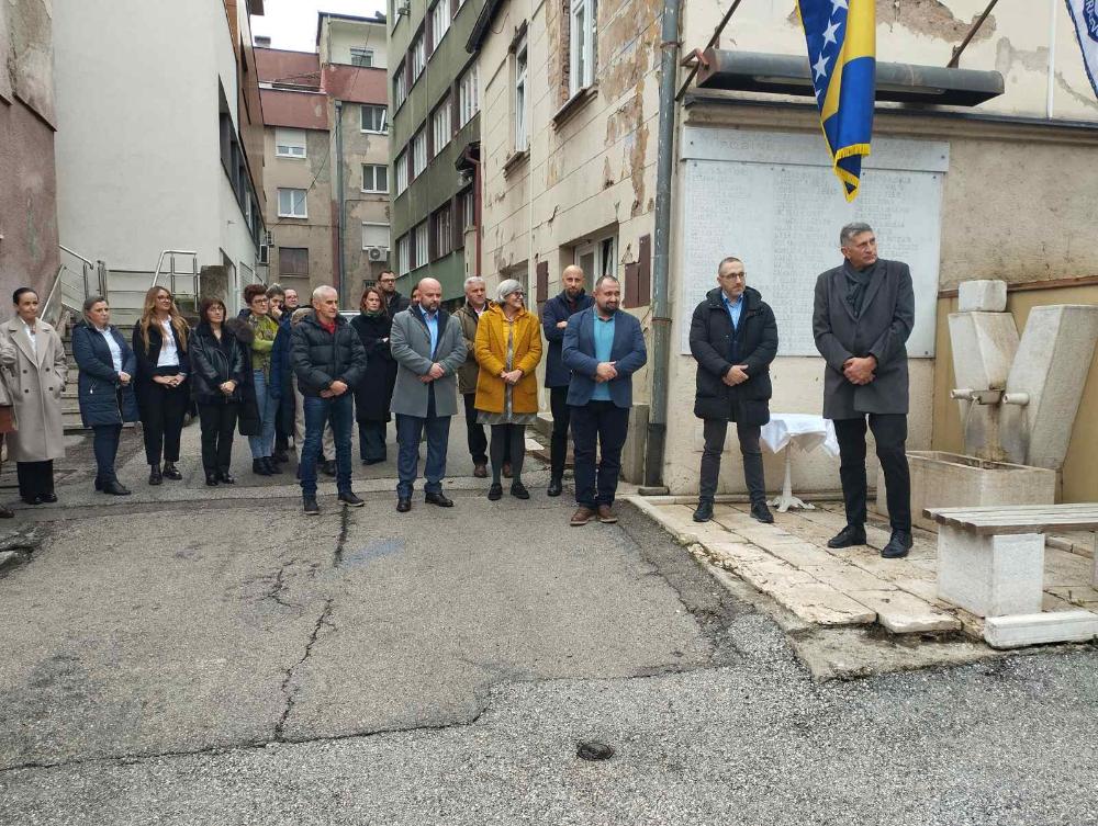 Polaganjem cvijeća na spomen-obilježju započelo obilježavanje Dana preduzeća "Vodovod i kanalizacija":