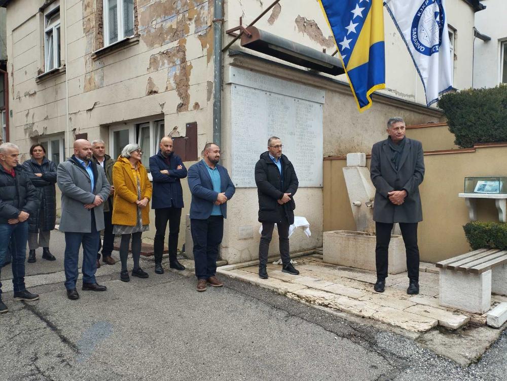 Polaganjem cvijeća na spomen-obilježju započelo obilježavanje Dana preduzeća "Vodovod i kanalizacija":