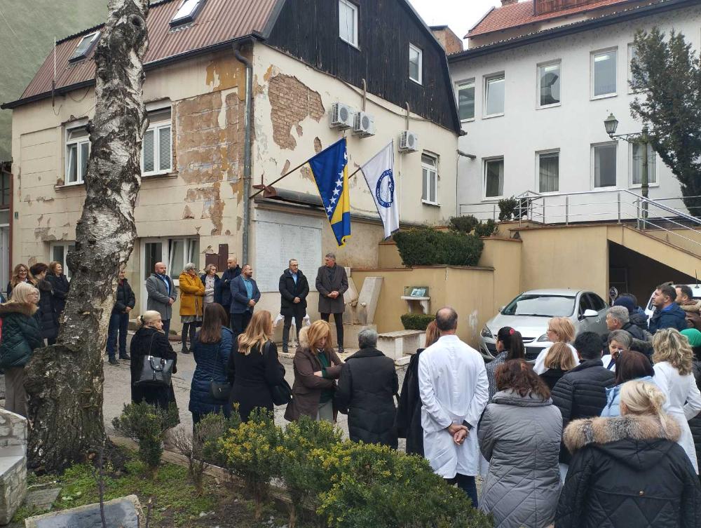 Polaganjem cvijeća na spomen-obilježju započelo obilježavanje Dana preduzeća "Vodovod i kanalizacija":