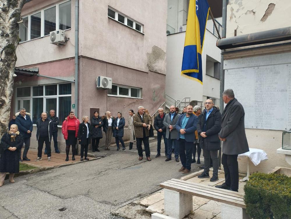 Polaganjem cvijeća na spomen-obilježju započelo obilježavanje Dana preduzeća "Vodovod i kanalizacija":