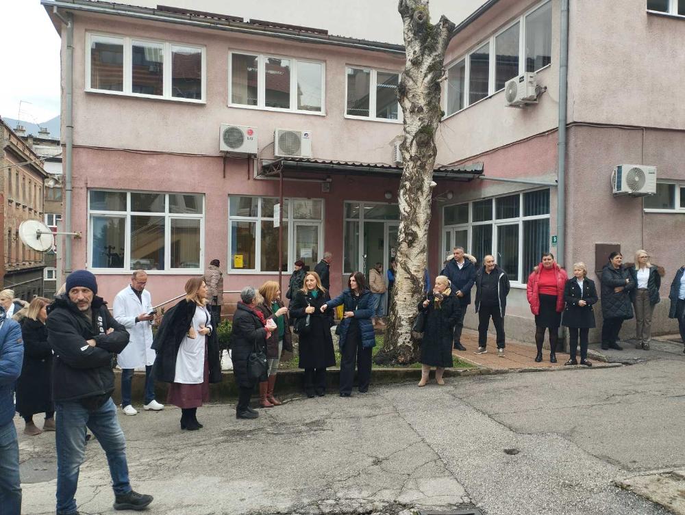 Polaganjem cvijeća na spomen-obilježju započelo obilježavanje Dana preduzeća "Vodovod i kanalizacija":