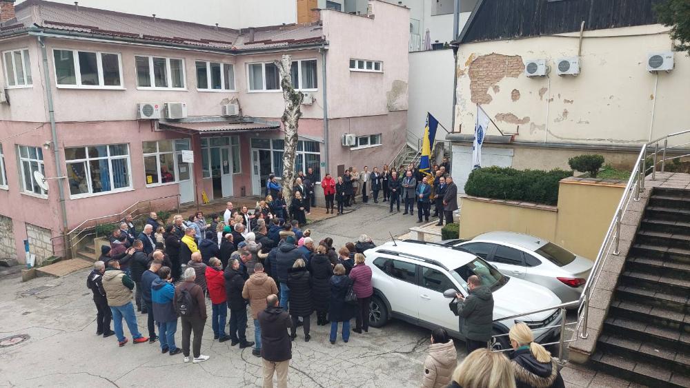 Polaganjem cvijeća na spomen-obilježju započelo obilježavanje Dana preduzeća "Vodovod i kanalizacija":