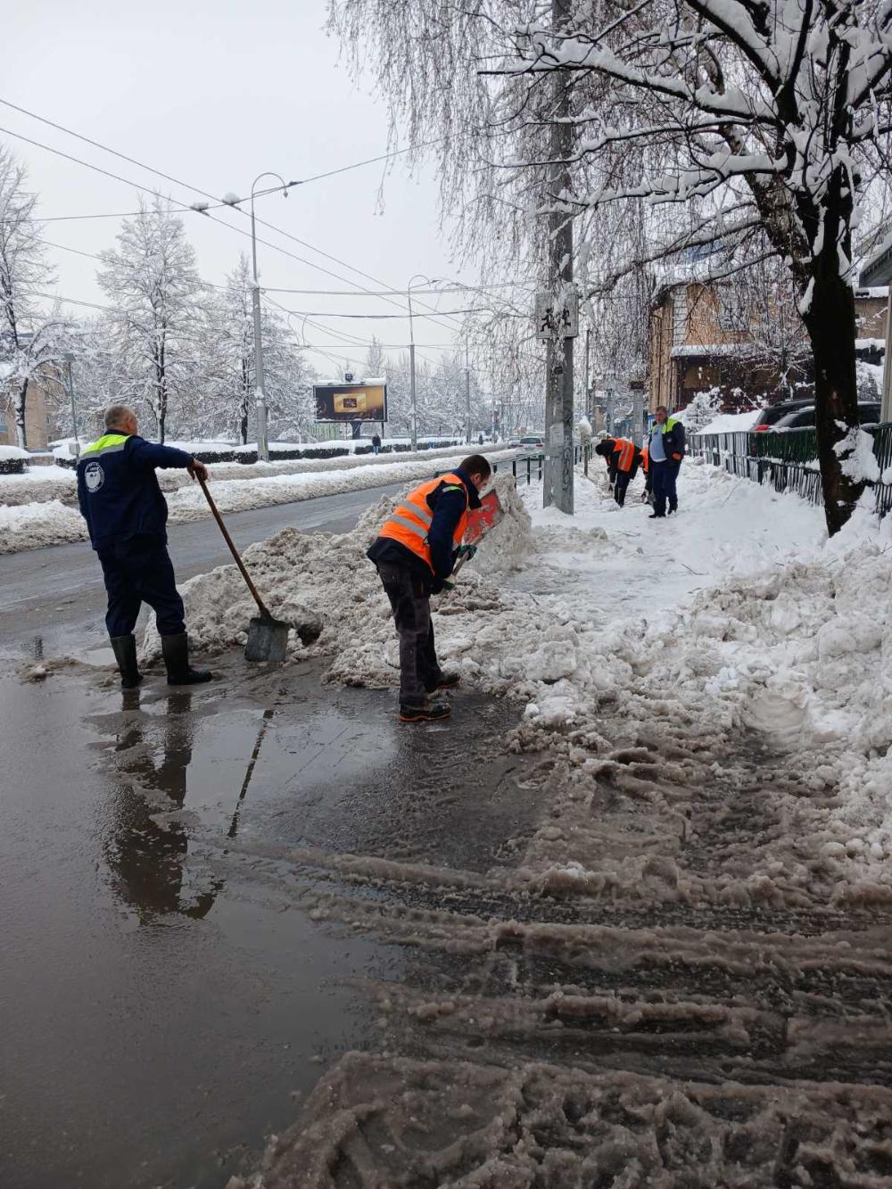 Čišćenje snijega u ulici Terezija: Očišćeni i trotoari do glavne saobraćajnice