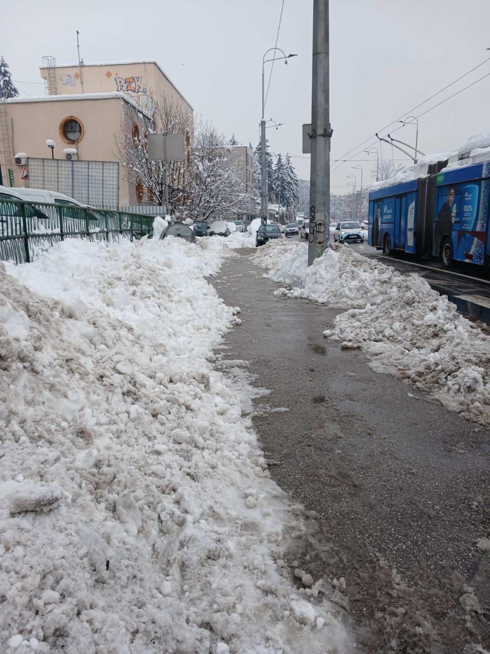 Čišćenje snijega u ulici Terezija: Očišćeni i trotoari do glavne saobraćajnice