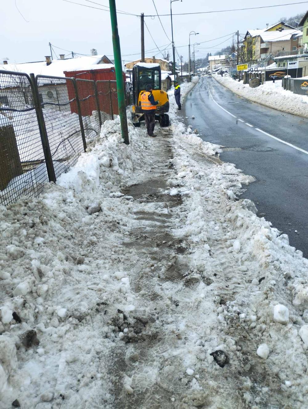 Ekipe KJKPVIK na terenu: zbog vremenskih nepogoda rad na hitnim intervencijama 