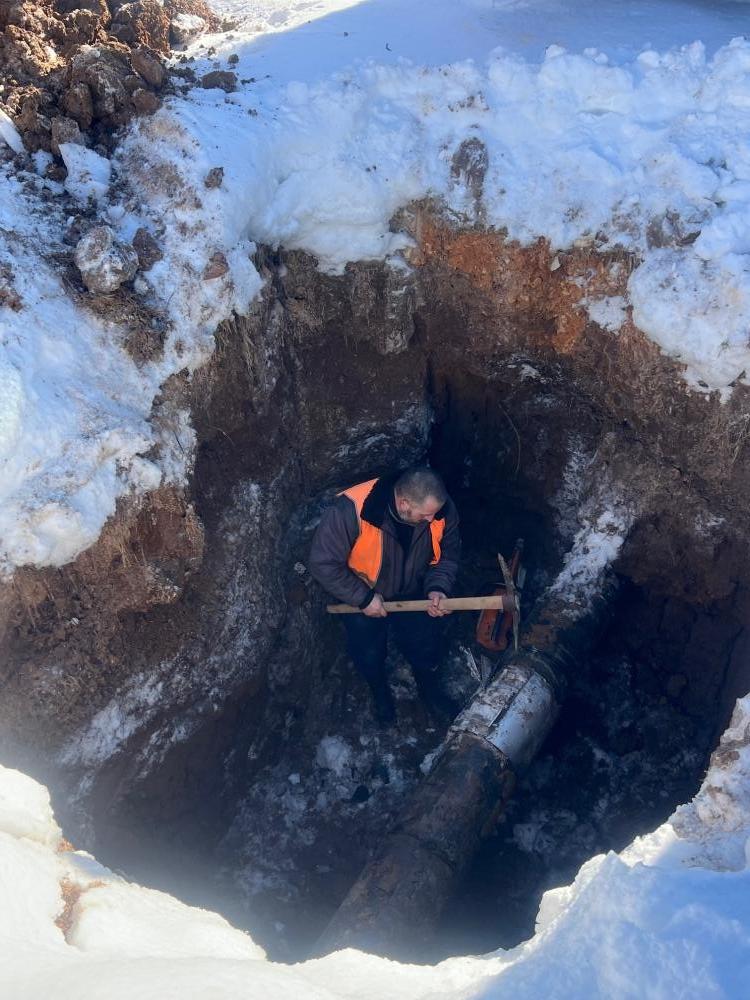 Na lokalitetu Bačevo: u toku su radovi na popravci kvara glavne vodovodne cijevi