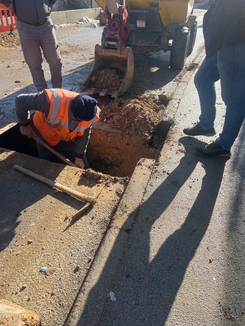 U ulici Ahatovićka: u toku su radovi na prebacivanju kućnih priključaka