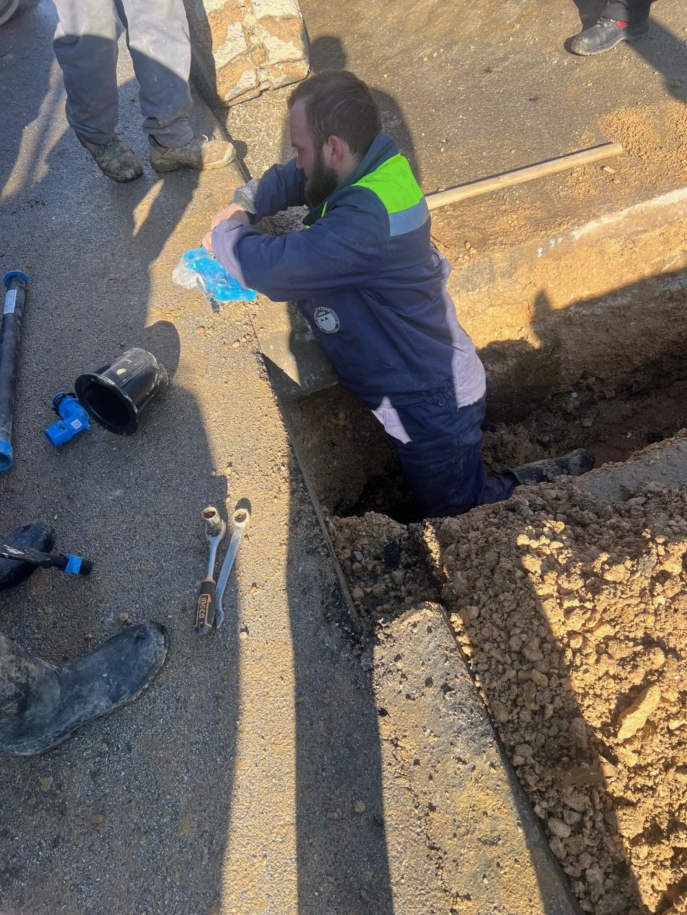 U ulici Ahatovićka: u toku su radovi na prebacivanju kućnih priključaka