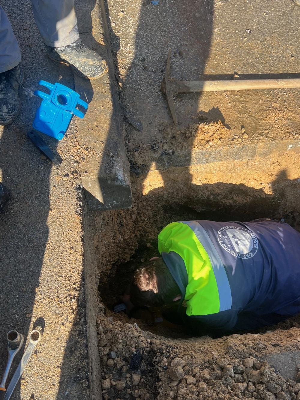 U ulici Ahatovićka: u toku su radovi na prebacivanju kućnih priključaka