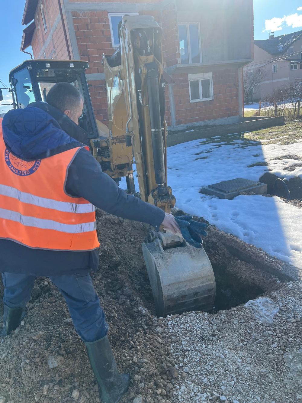 U ulici Ahatovićka: u toku su radovi na prebacivanju kućnih priključaka