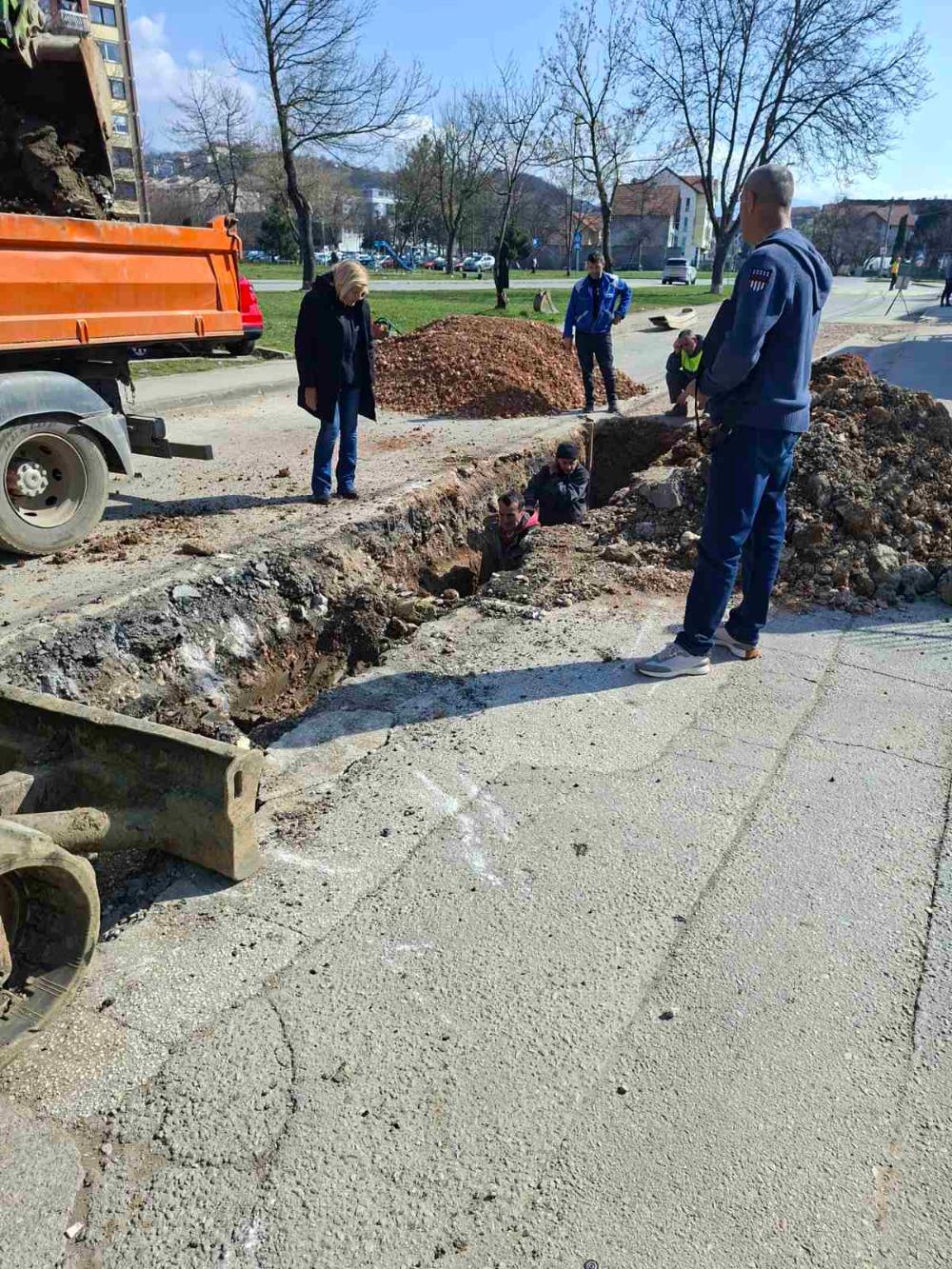Ekipe vodovoda na terenu: U toku su intenzivni radovi i sanacije kvarova na više lokacija u gradu