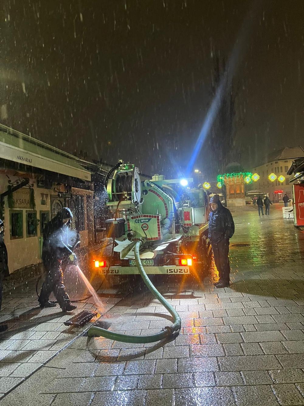 U toku akcija čišćenja slivnika u Starom Gradu