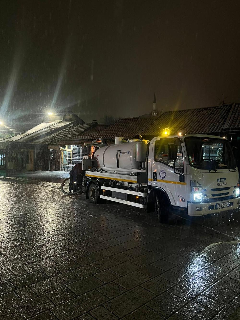 U toku akcija čišćenja slivnika u Starom Gradu