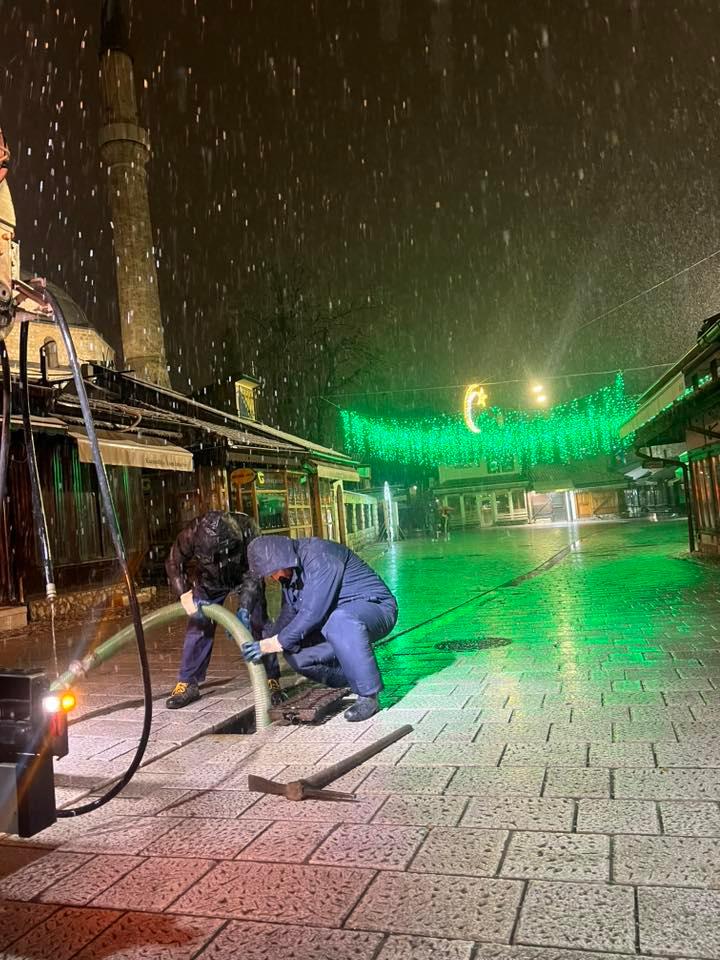 U toku akcija čišćenja slivnika u Starom Gradu