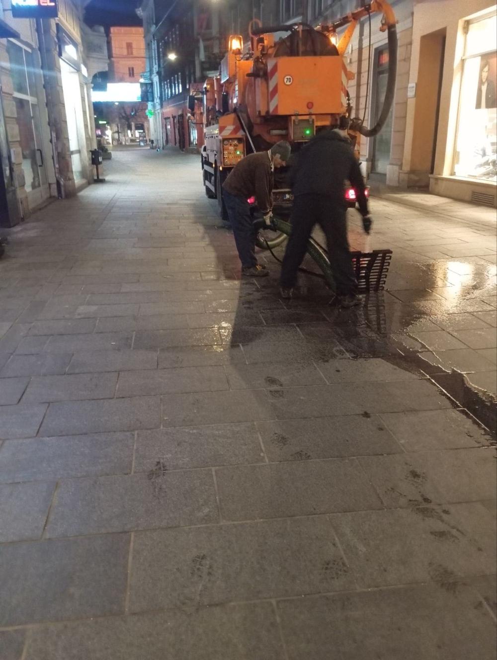 U toku akcija čišćenja slivnika u Starom Gradu