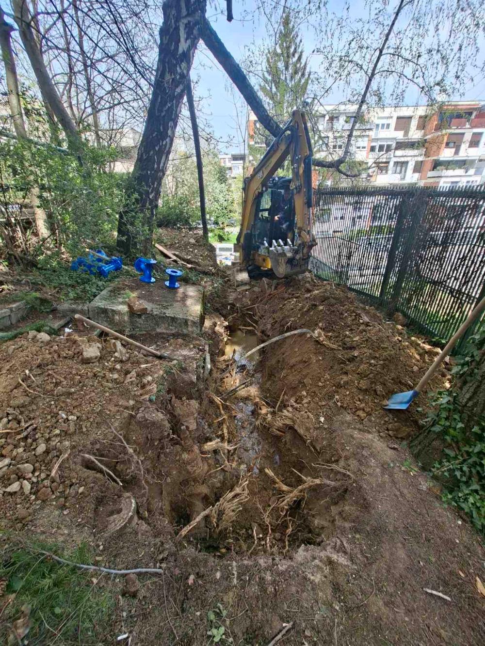 Radnici KJKP „Vodovod i kanalizacija“ Sarajevo kontinuirano angažovani na terenu 🚜🛠️