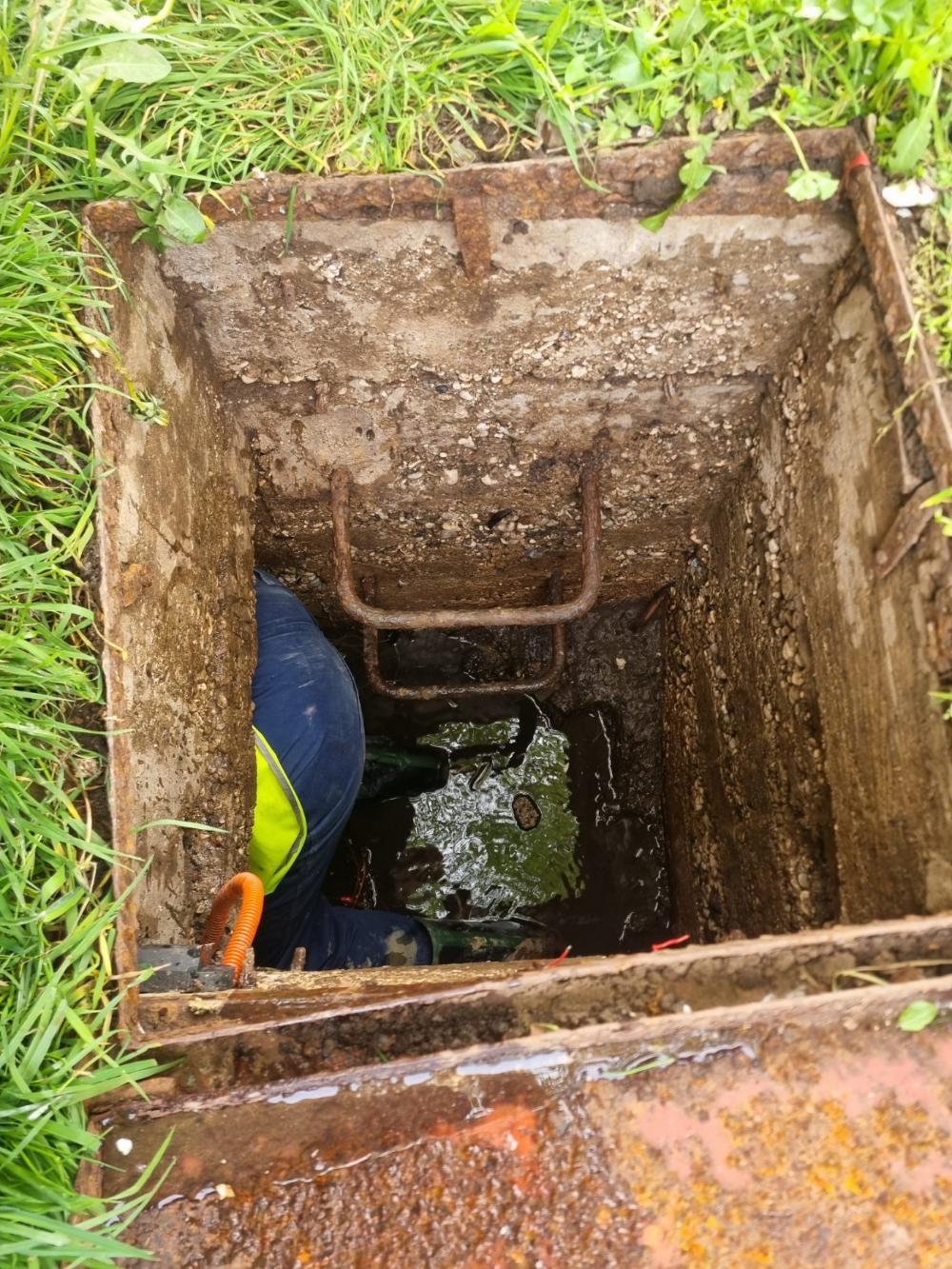 Radnici KJKP „Vodovod i kanalizacija“ Sarajevo kontinuirano angažovani na terenu 🚜🛠️