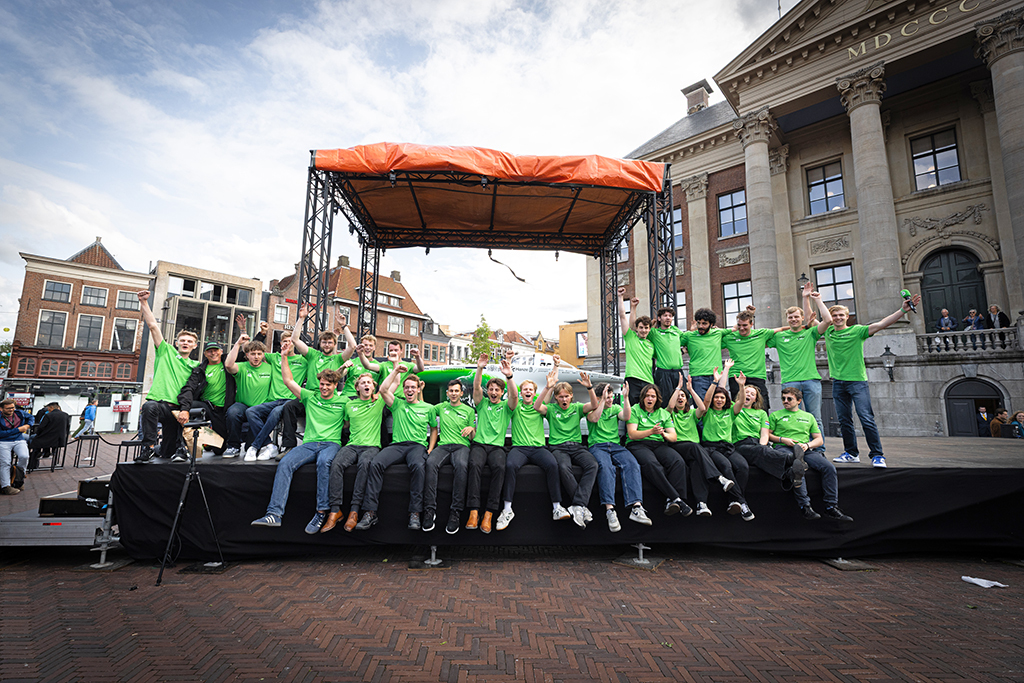 Het team van Top Dutch Solar Racing bij de onthulling van Green Falcon