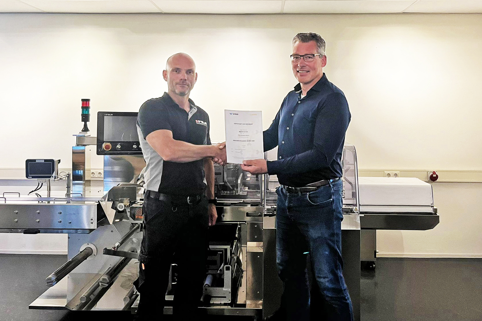 Henk Janssonius van VIRO overhandigt het certificaat aan Manuel de Vries, Technical Manager bij Fuji Packaging – een mooie bevestiging van de inzet en het leerresultaat van de deelnemers.