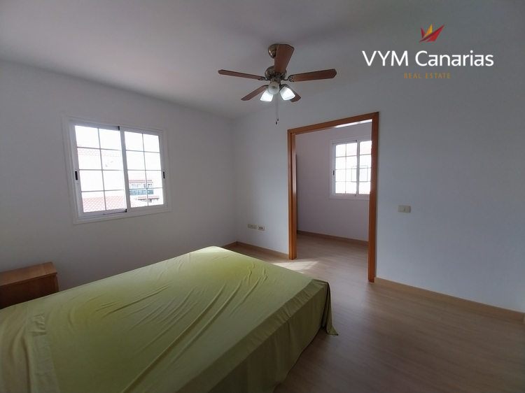 Kamienica – Half House Abades, Arico