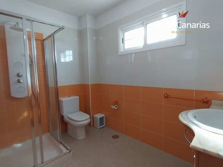 Kamienica – Half House Abades, Arico