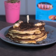 Pancakes πραλίνα σοκολάτα, μπανάνα & μπισκότο