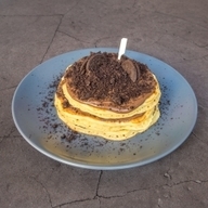 Pancakes μήλο, μέλι, κανέλα & ζάχαρη άχνη