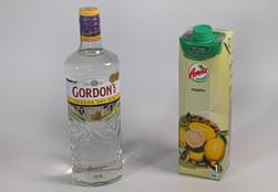 1 Gin Gordons 700ml & 1 χυμός λεμόνι