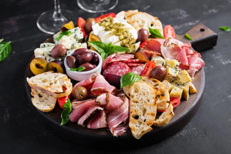 Pinsa Brot mit Antipasti