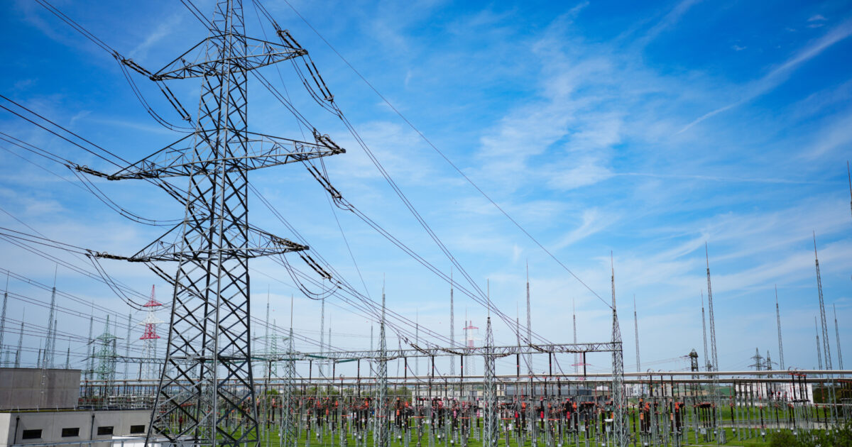 Erneuerbare-Energie-am-Limit-Wie-KI-Anwendungen-den-Strombedarf-explodieren-lassen