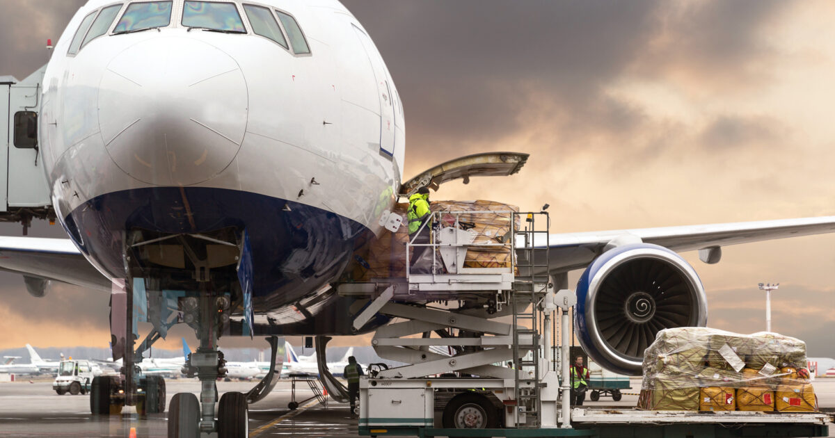 Nahostkrieg-l-sst-Luftfrachtkapazit-ten-einbrechen-entdeckt-die-Logistik-den-Stra-entransport-neu-