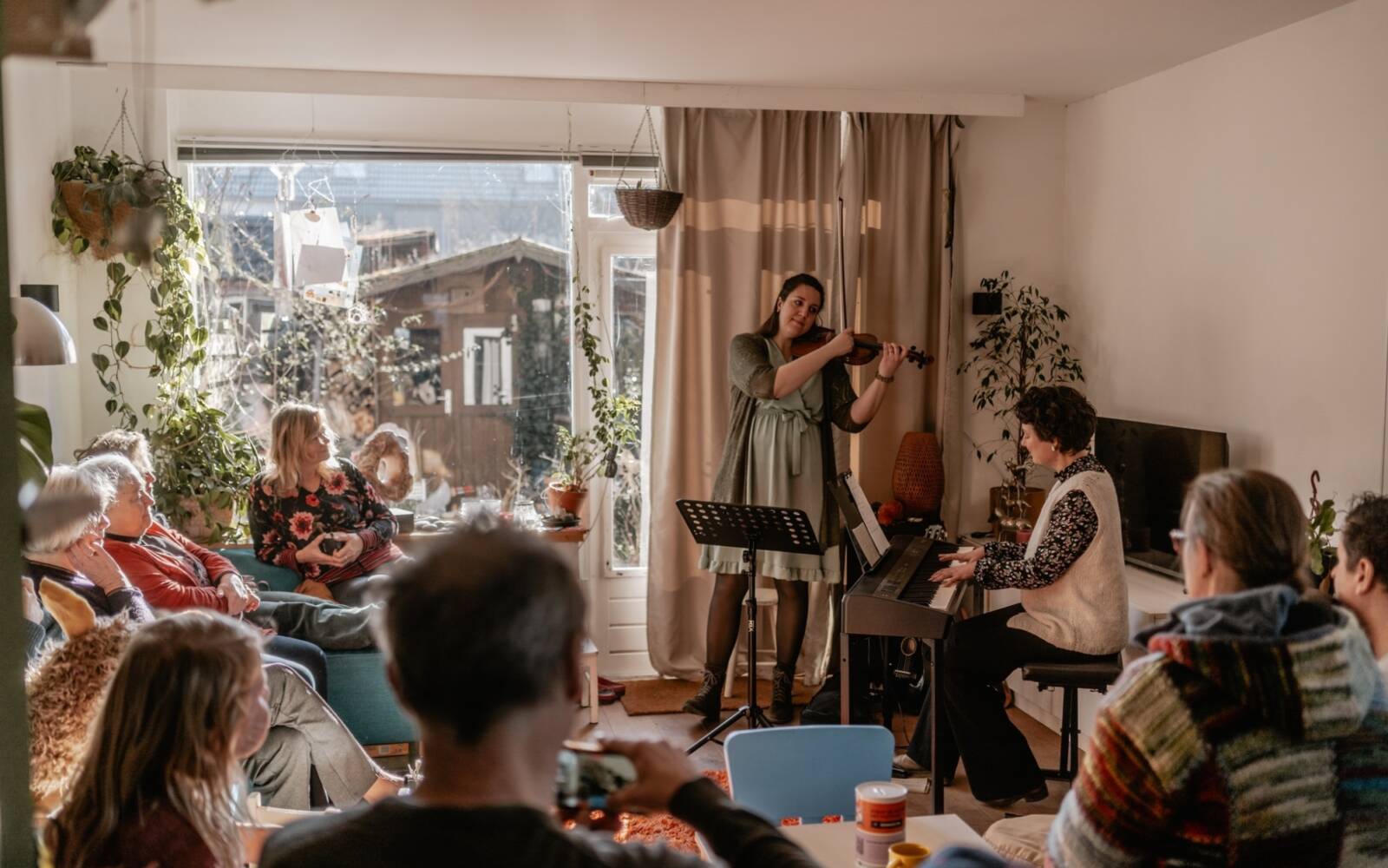 	Gluren bij de Buren met muziek, theater, spoken word, improvisatie en clownshows in Gouda