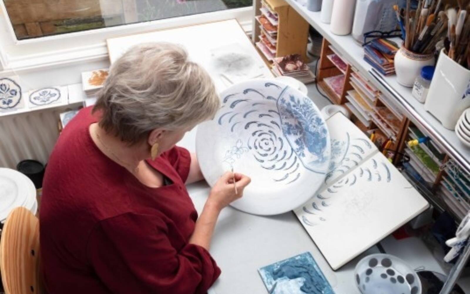 	De hand van de plateelschilder