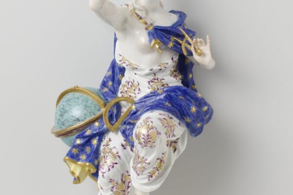 De muze Urania Meissen porselein ca 1748 1750 Schenking van de Rijksmuseum stichting Rijksmuseum scaled
