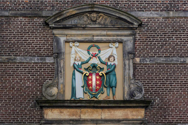 Gevelsteen weeskuis 600x400 1