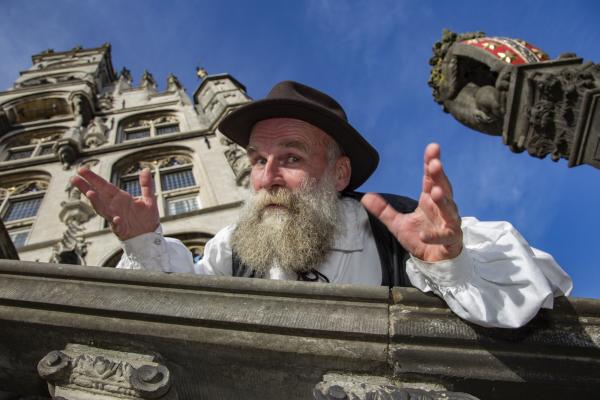 Story Trail stadswandeling Gouda verhalenverteller Eric de Beweerde Stadhuis trap leeuw Foto Rachel de Liefde pers