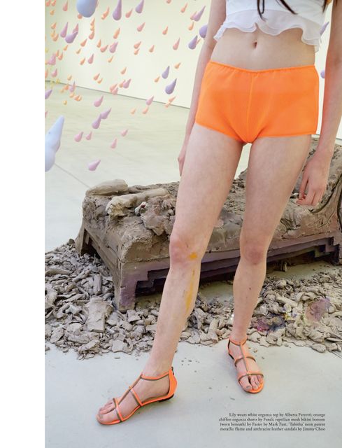 Juergen Teller fotografuje Lily McMenamy na wystawie Ursa Fischera