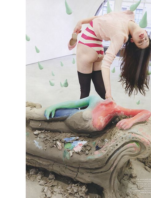 Juergen Teller fotografuje Lily McMenamy na wystawie Ursa Fischera