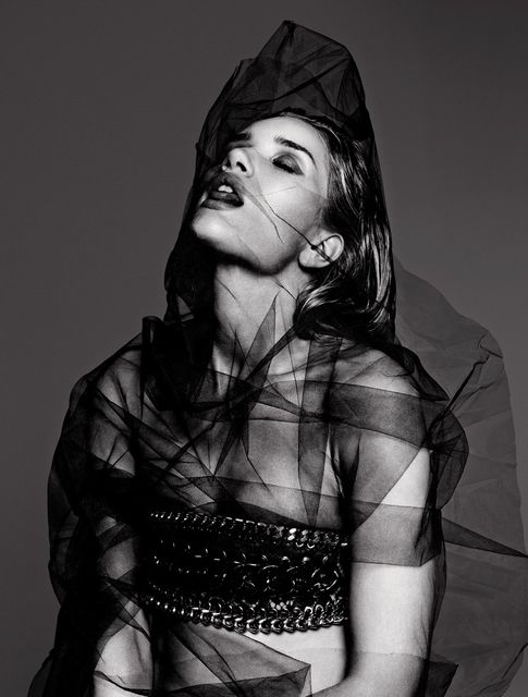 Rosie Huntington-Whiteley w obiektywie Paoli Kudacki dla Vamp Magazine