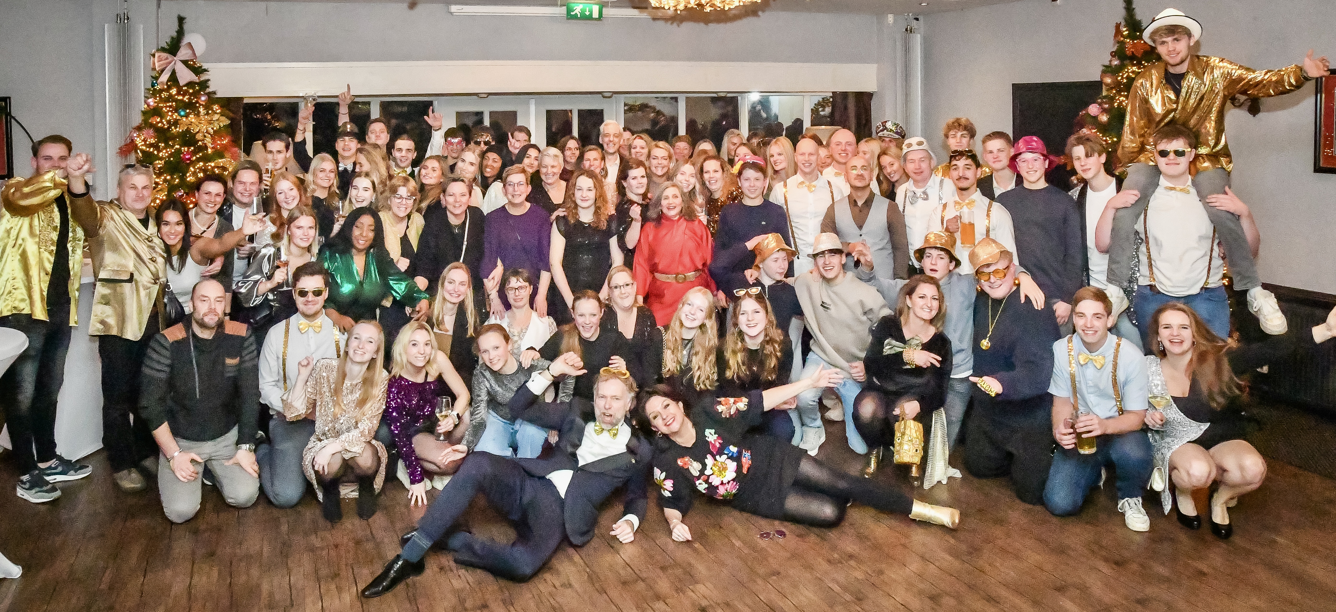 https://s3.eu-central-1.amazonaws.com/wilmersberg-2022/media/Collegas-personen/medewerkers-kerst-2024.jpeg