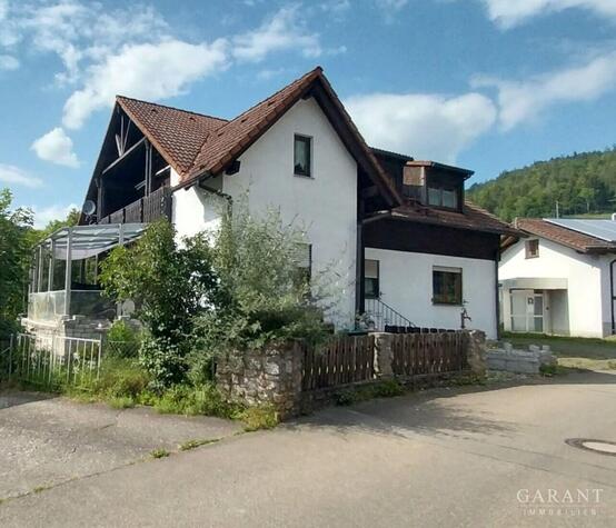Freistehendes Zweifamilienhaus in ruhiger, sonniger Lage, idyllisch an der Wutach gelegen