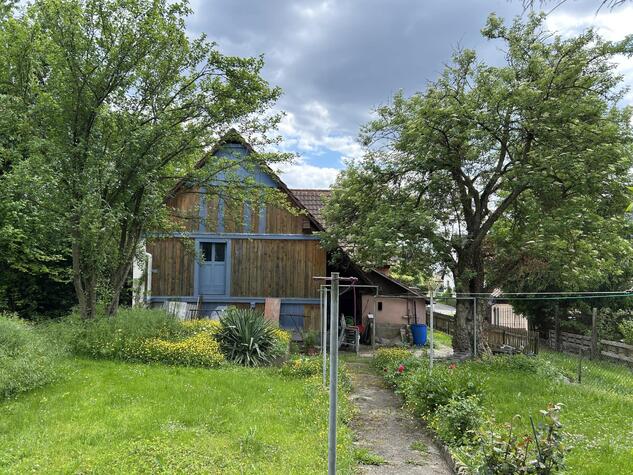 Kleines Haus mit groem Garten und Scheune